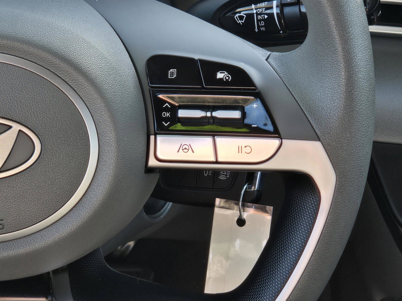 Used 2025 Amazon Gray Hyundai SE image 16