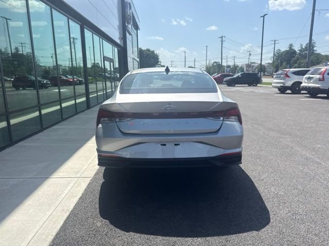 Used 2022 Shimmering Silver Pearl Hyundai SEL image 4