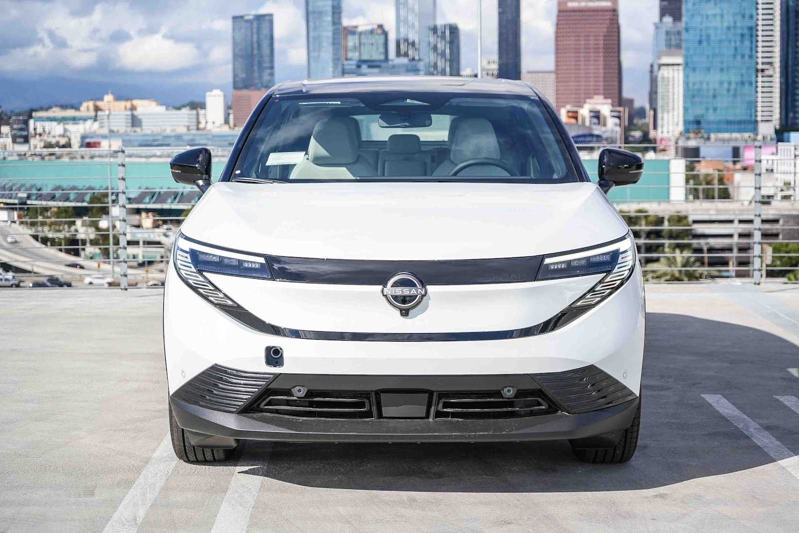 New 2026 Everest White Pearl TriCoat / Super Black Two-tone Nissan SV+ image 2