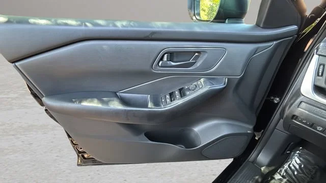Used 2024  Nissan S image 17