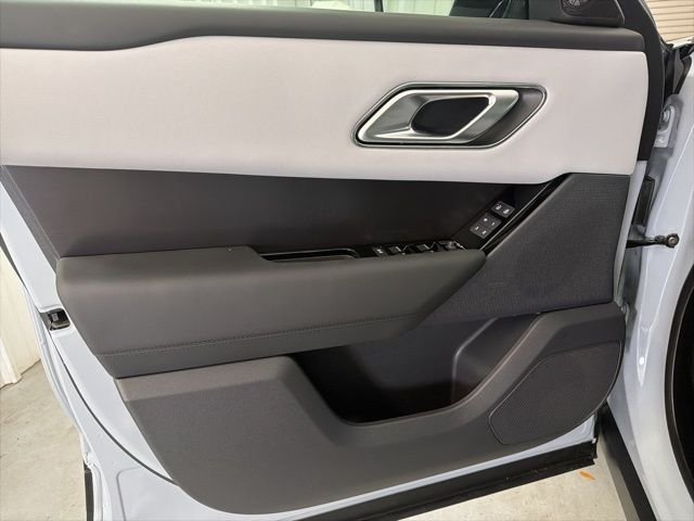 New 2026 Arroios Grey Land Rover Dynamic SE image 8