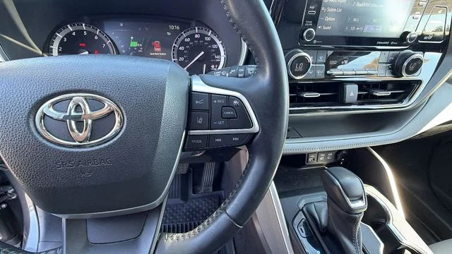 Used 2022 Magnetic Gray Metallic Toyota XLE image 28