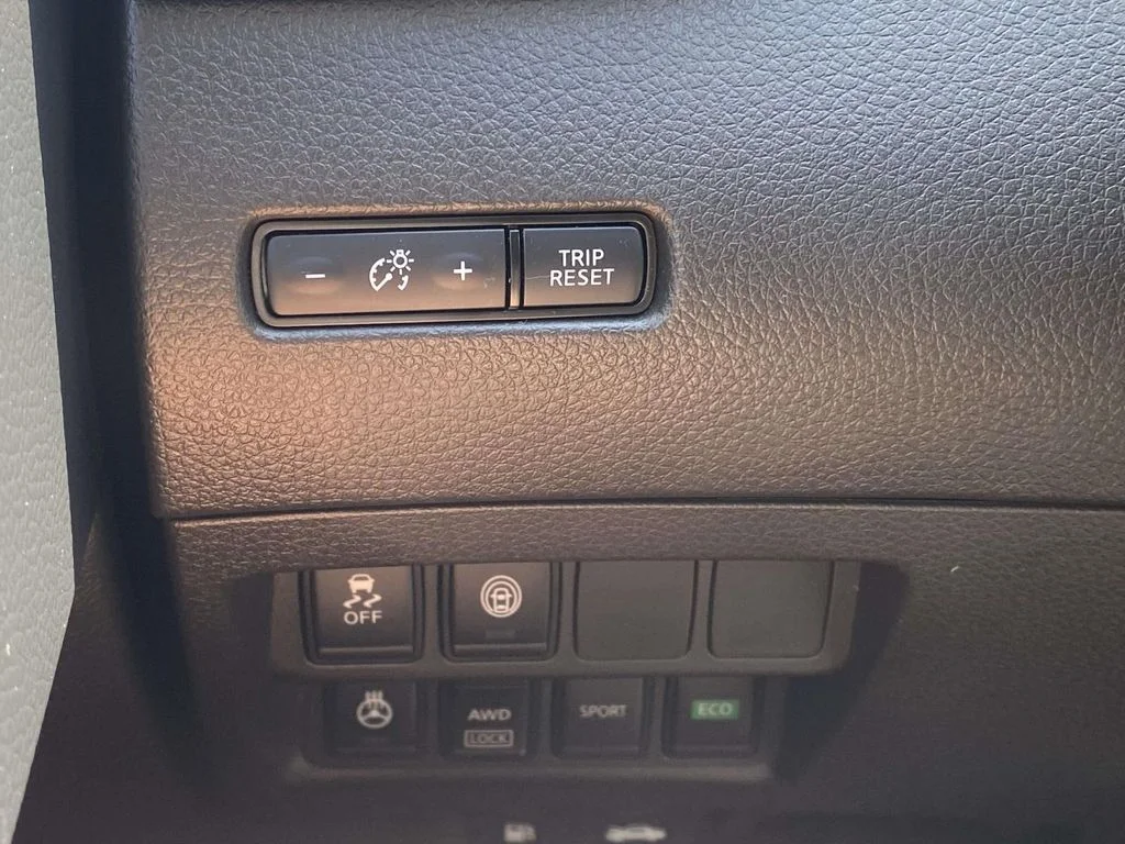 Certified Used 2022 White Nissan SV image 34