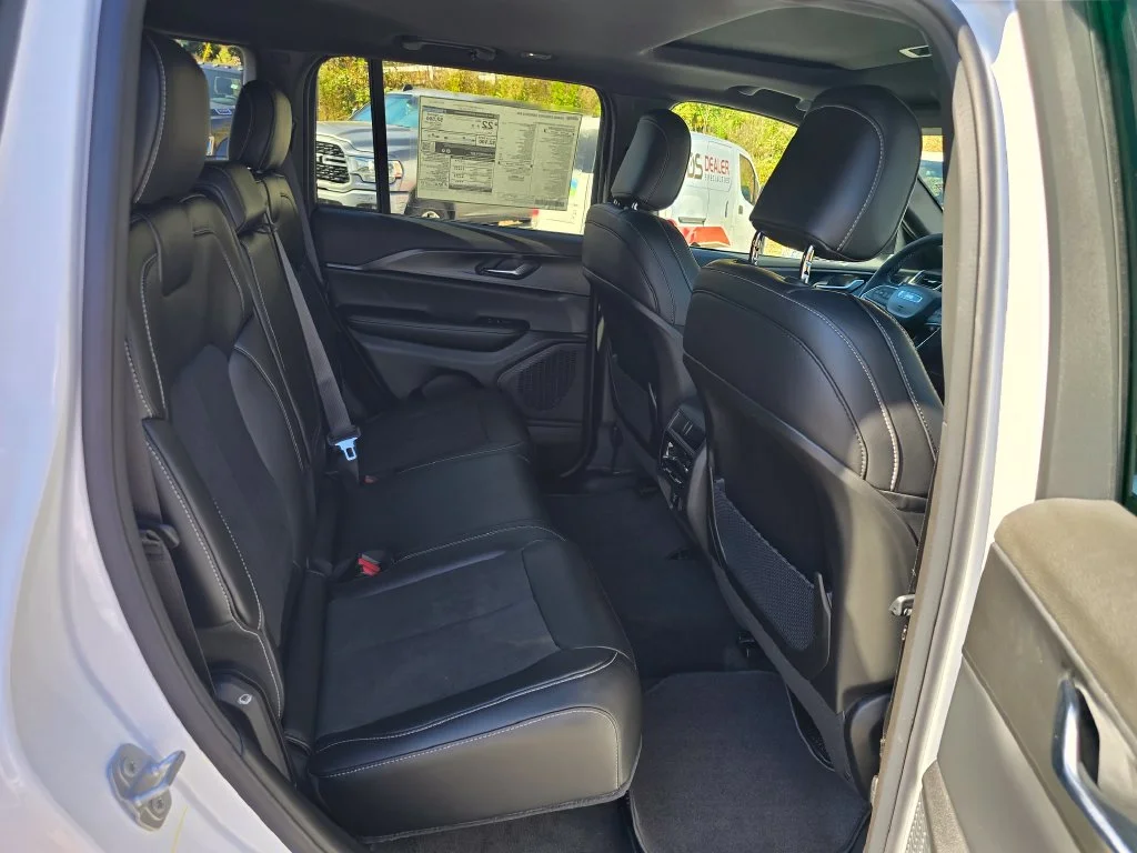 New 2027 White/off-white Jeep Laredo X image 25