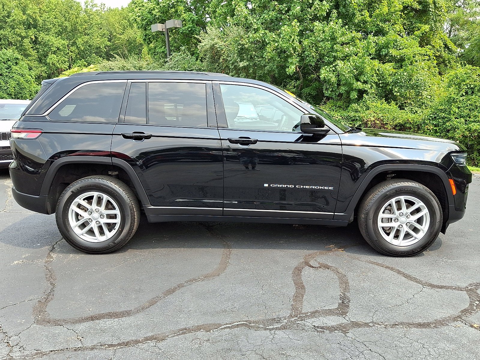 Certified Used 2024 Diamond Black Crystal Pearlcoat Jeep Laredo X image 7