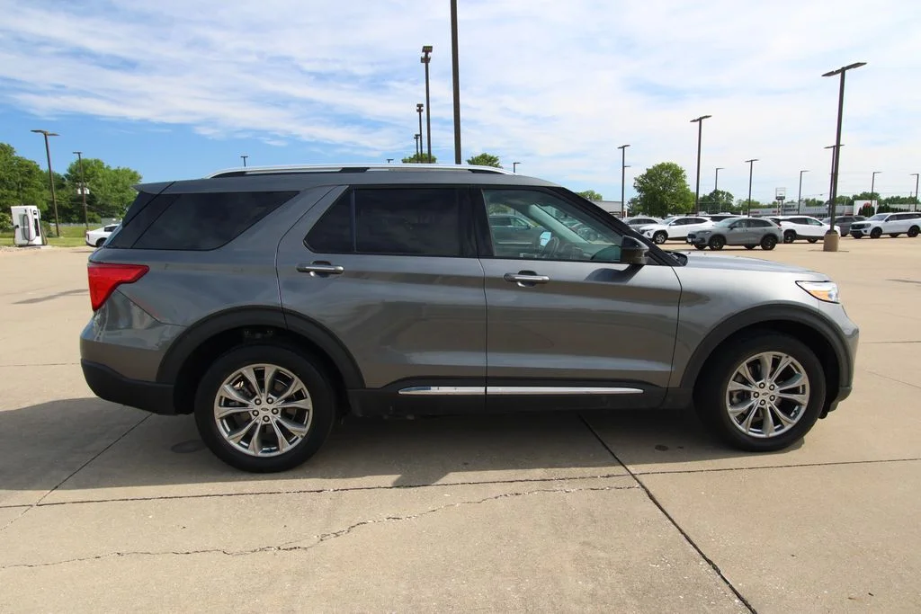 Used 2022 Gray Ford Limited image 4