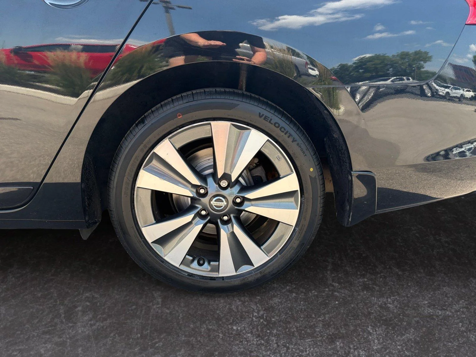 Used 2018 Super Black Nissan SL image 28