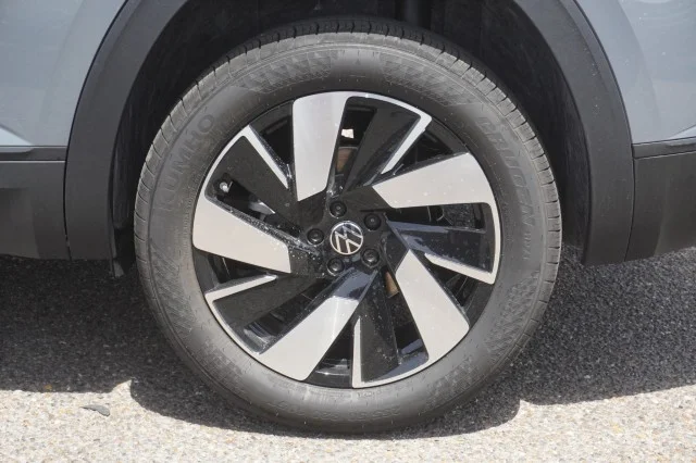 New 2026 Pure Gray Volkswagen 2.0T SE w/Technology image 13