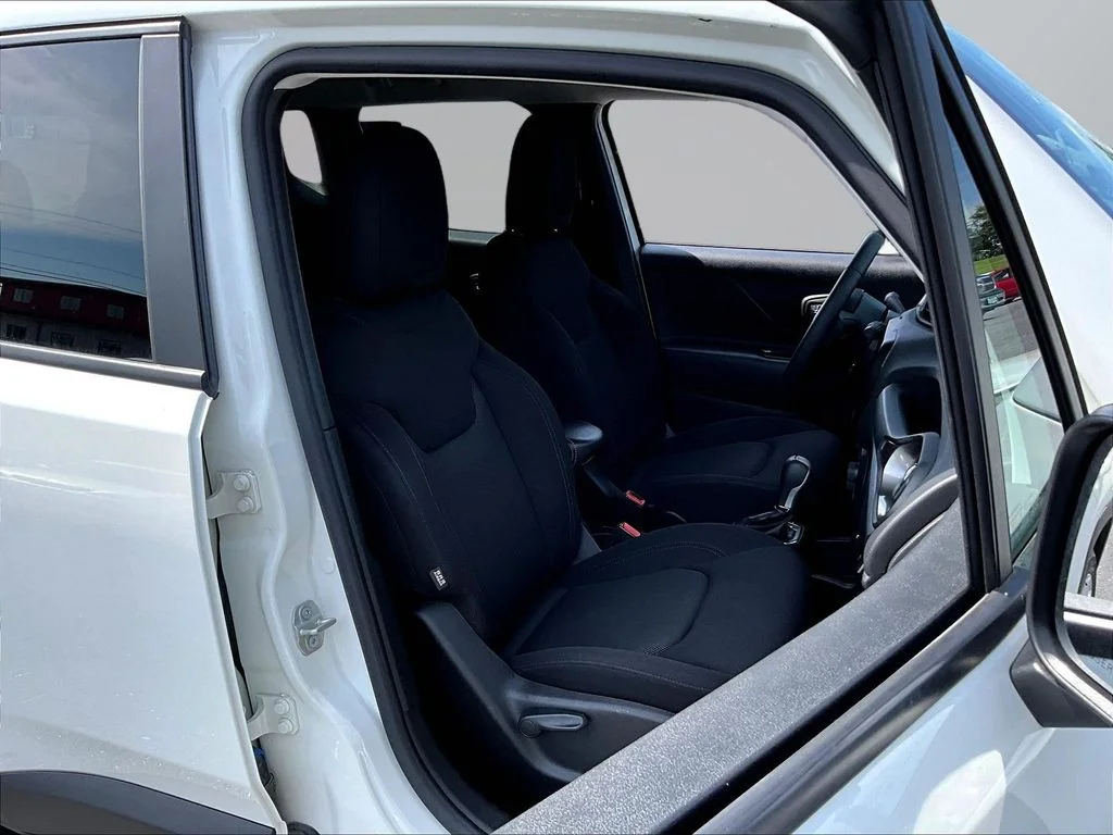 Used 2023 Alpine White Jeep Latitude image 27
