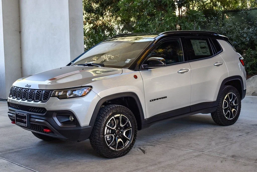 New 2026 Silver Zynith Metallic Clear-Coat Exterior Paint Jeep Trailhawk image 3