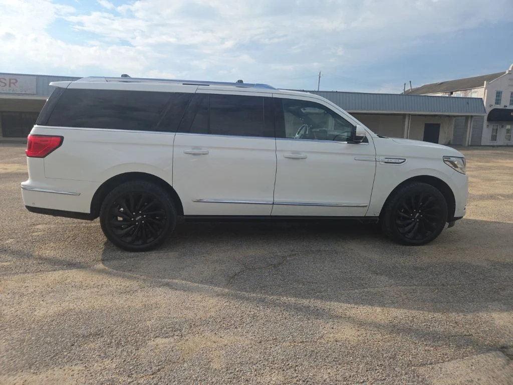 Used 2020 White Lincoln Reserve image 8