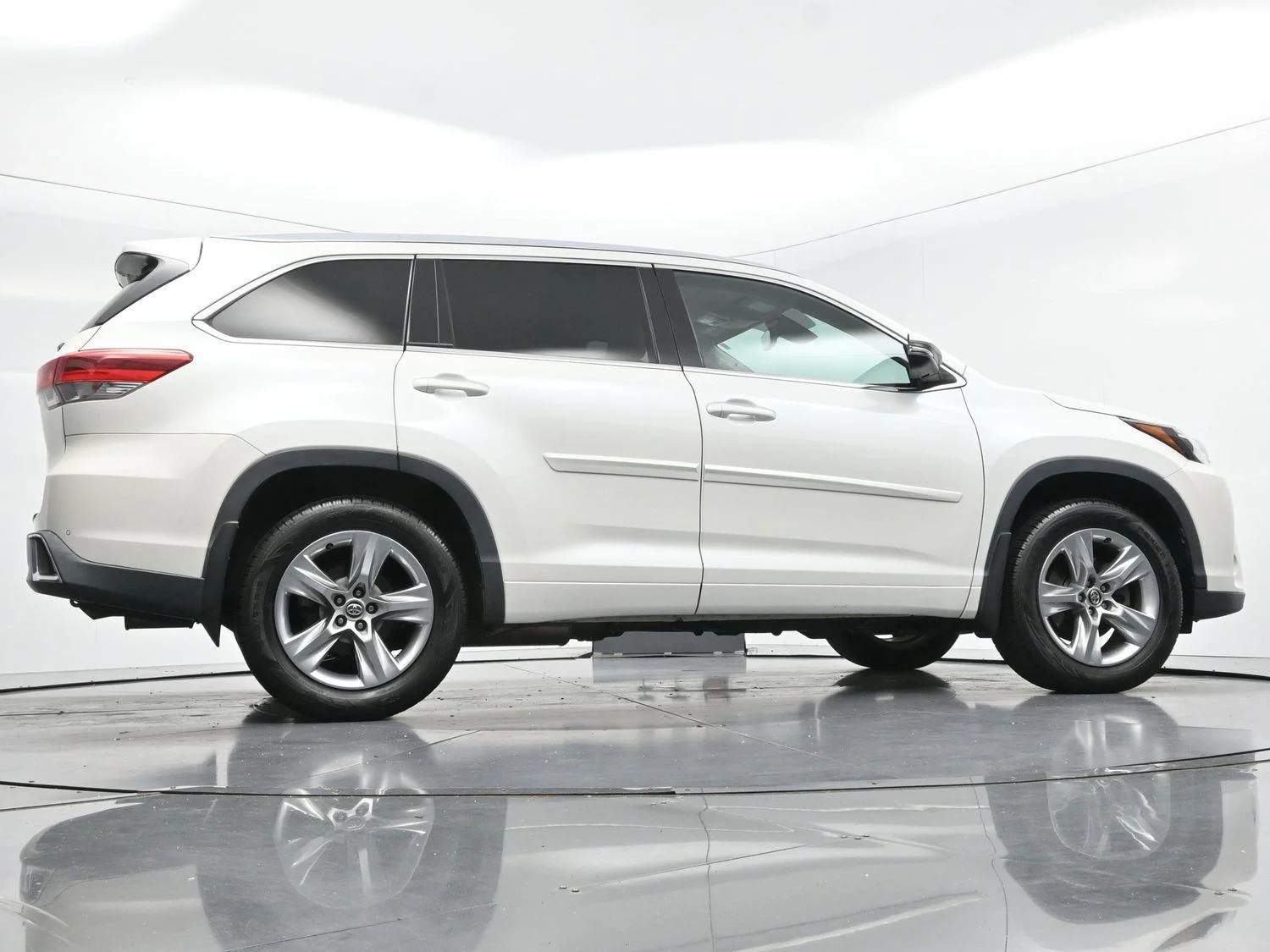 Used 2017 Blizzard Pearl Toyota Limited image 60