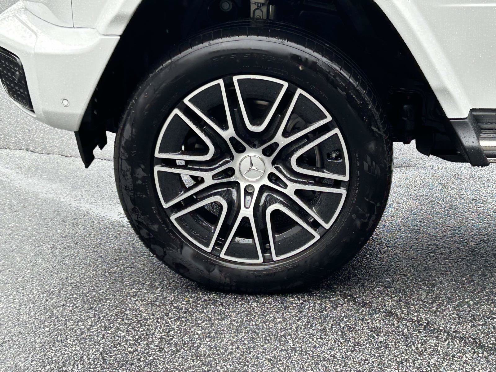 New 2027 MANUFAKTUR Moonlight White Metallic Mercedes-Benz G 580e SUV image 14