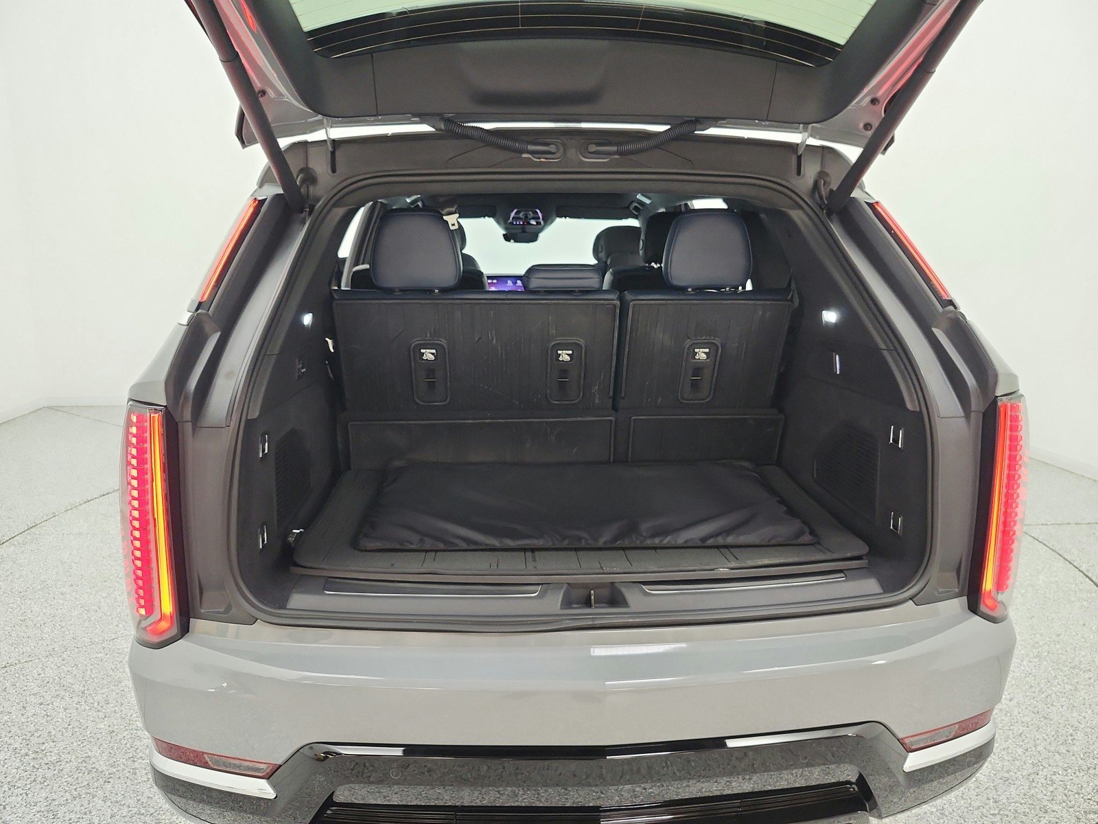 Used 2026 Luna Metallic Cadillac Premium Luxury image 21