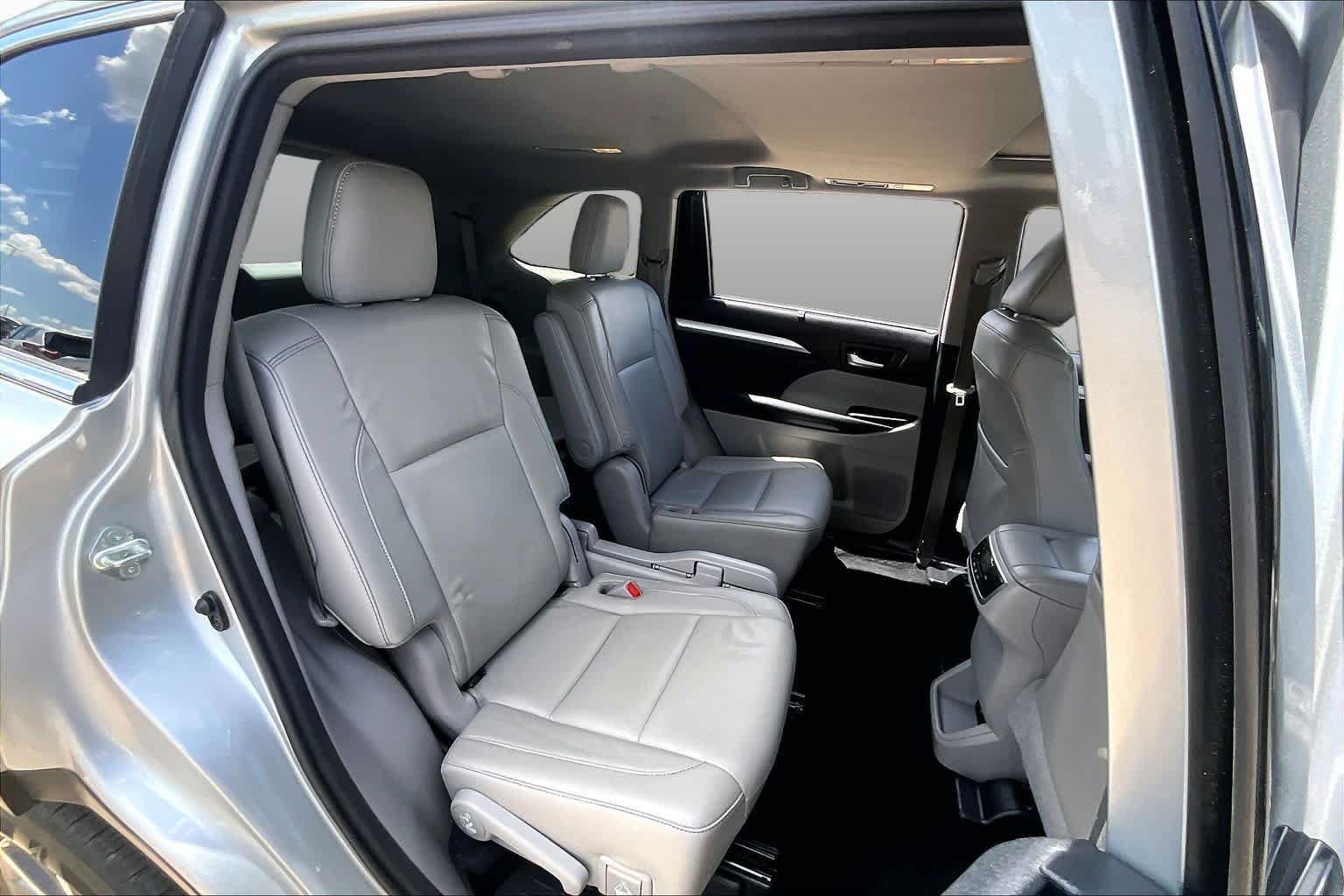 Used 2018 Celestial Silver Metallic Toyota XLE image 21