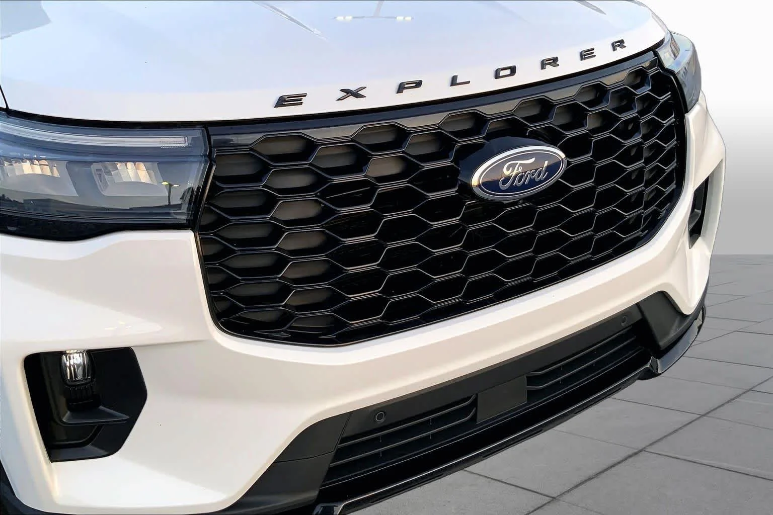 Used 2025 Star White Metallic Tri-Coat Ford ST-Line image 26