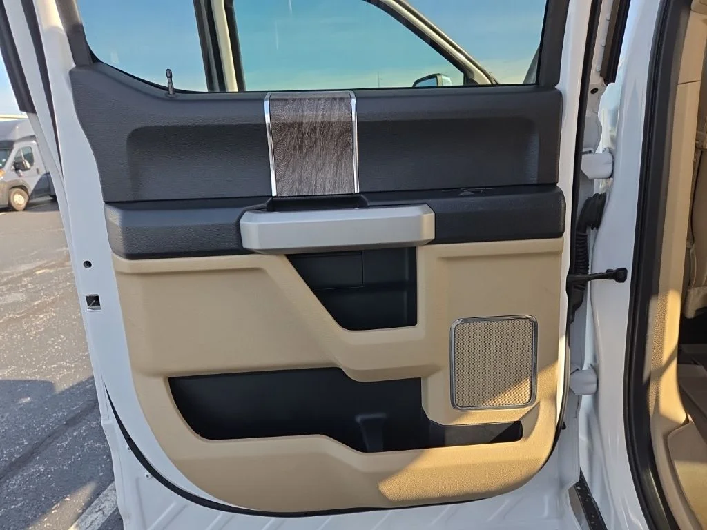 Used 2019 White Ford Lariat image 27
