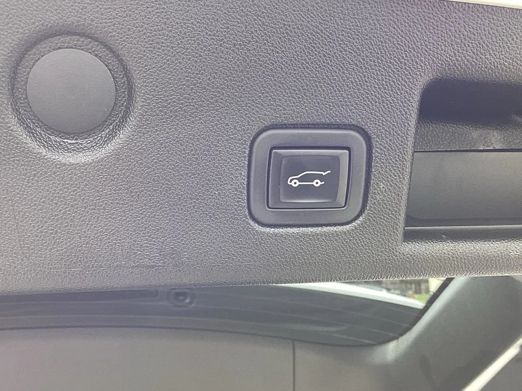 Used 2020 SUMMIT WHITE Chevrolet LT image 23