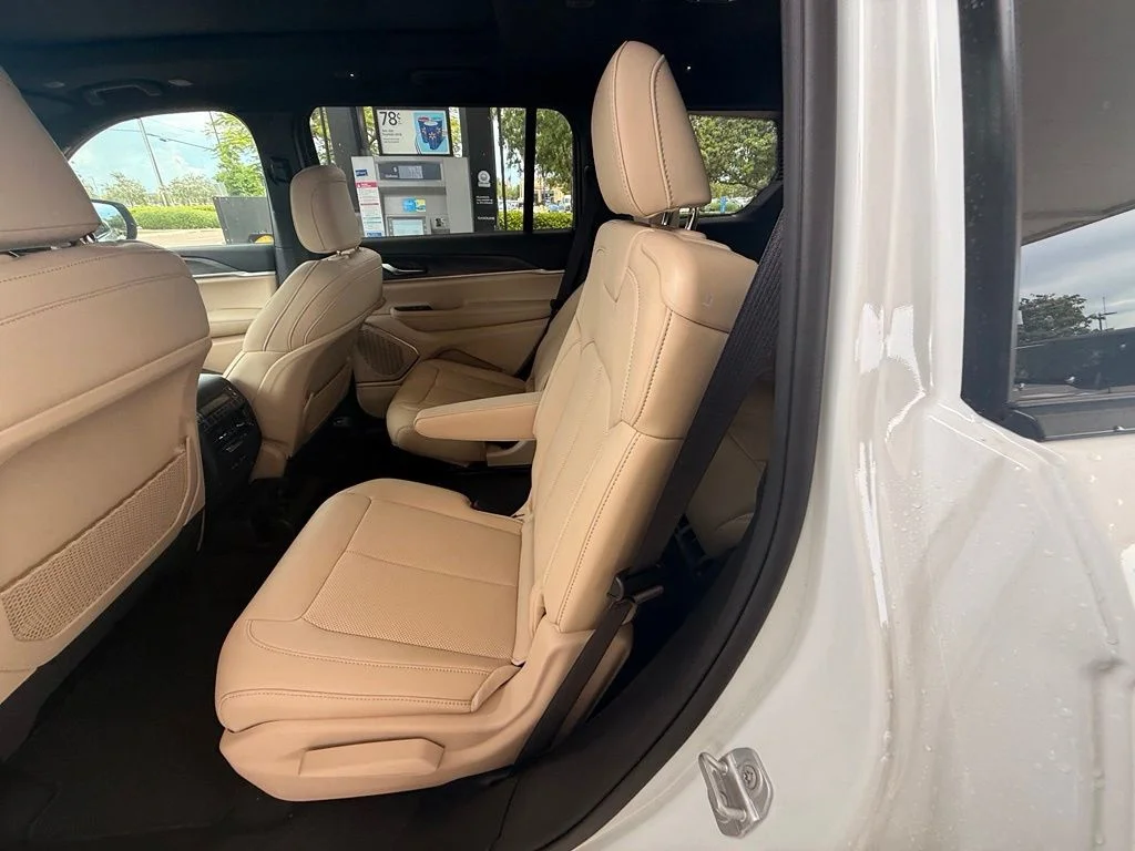 New 2026 Bright White Clear-Coat Exterior Paint Jeep Limited image 28