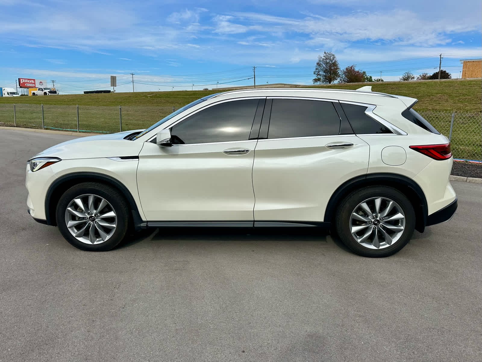 Used 2021 Majestic White INFINITI LUXE image 8