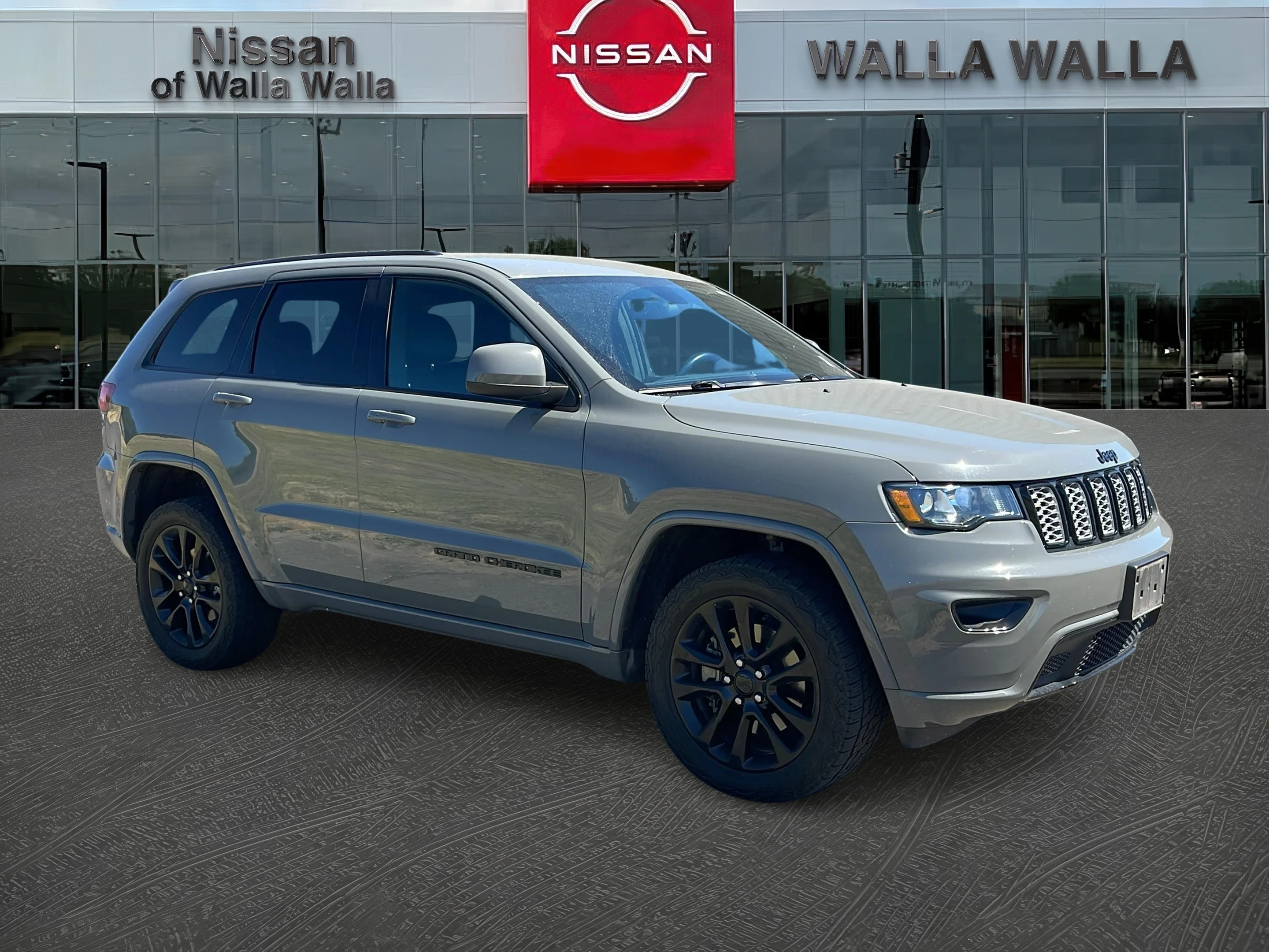 Used 2021 Gray Jeep Laredo X image 1
