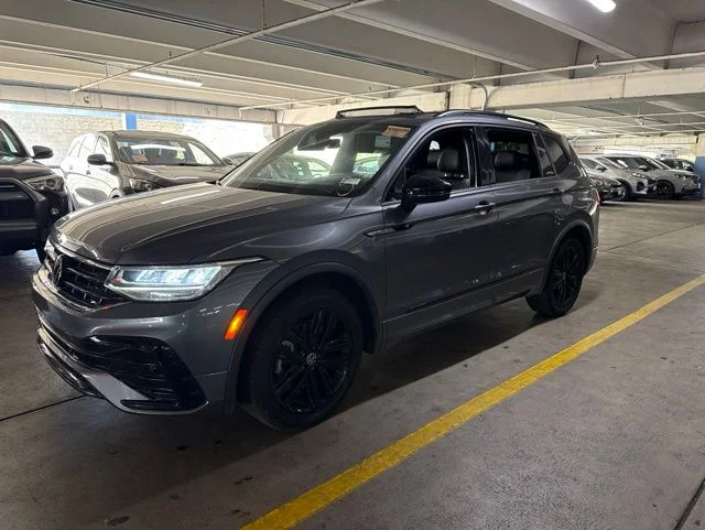 2022 Volkswagen Tiguan 2.0T SE R-Line Black's photo