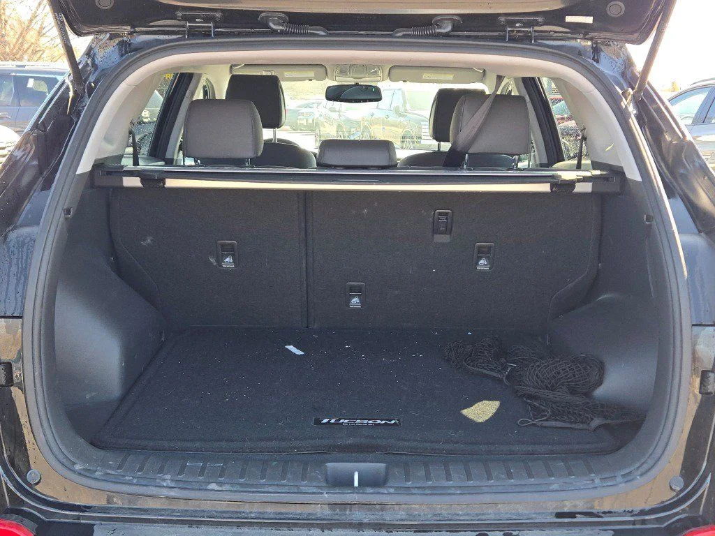 Used 2017 Black Hyundai SE Plus image 16