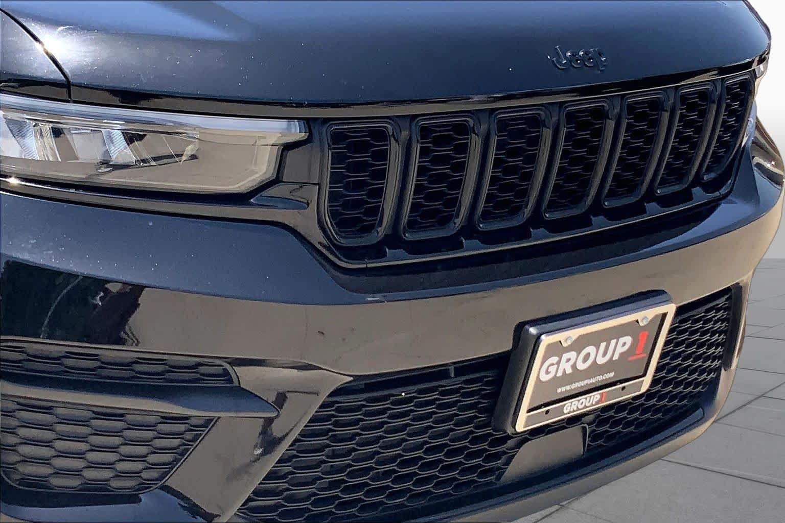 Used 2024 Diamond Black Crystal Pearlcoat Jeep Altitude X image 30