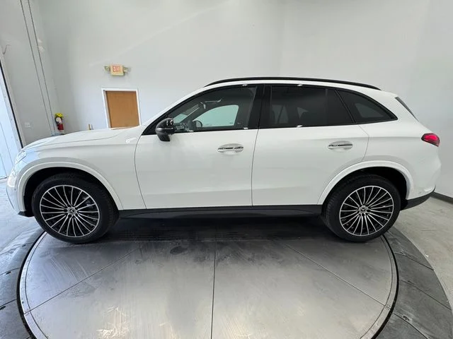 New 2027 White Mercedes-Benz GLC 300 image 17