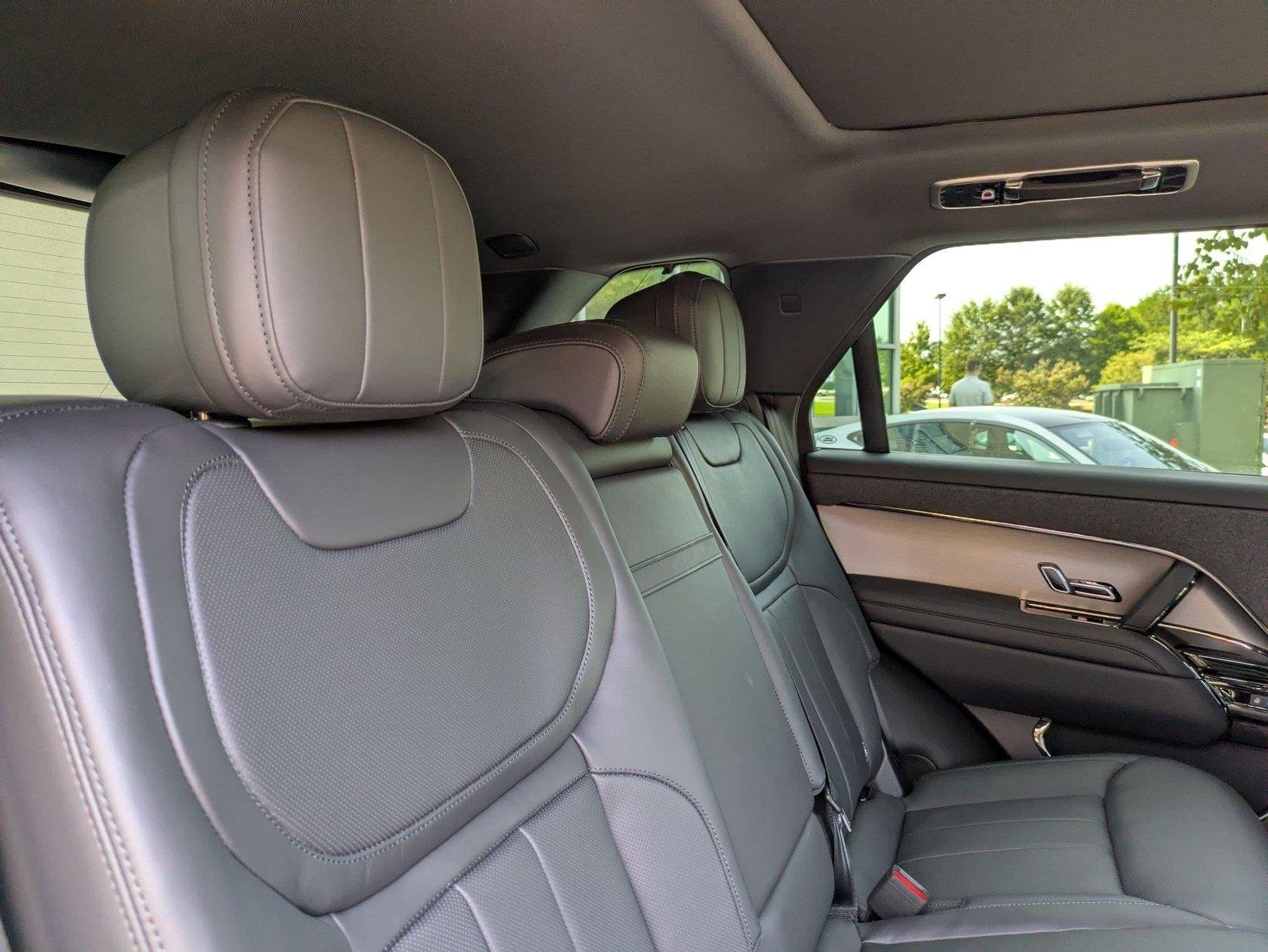 New 2026 Santorini Black Land Rover SE image 31