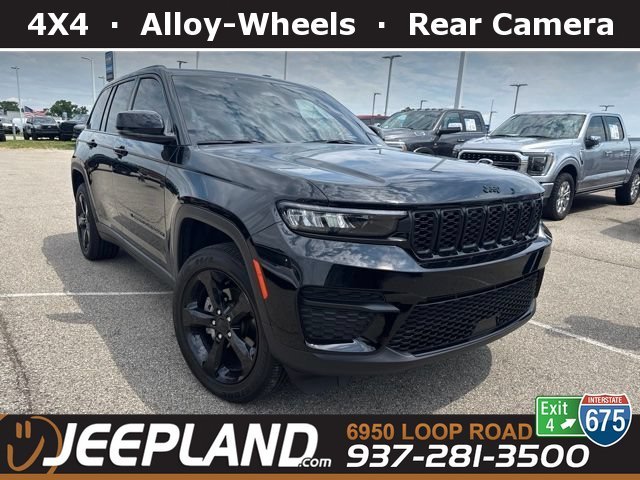 Used 2025 Diamond Black Crystal Pearlcoat Jeep Altitude X image 1