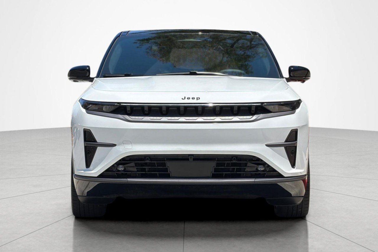 Used 2025 BRIGHT CLEAR COAT Jeep Launch Edition image 8