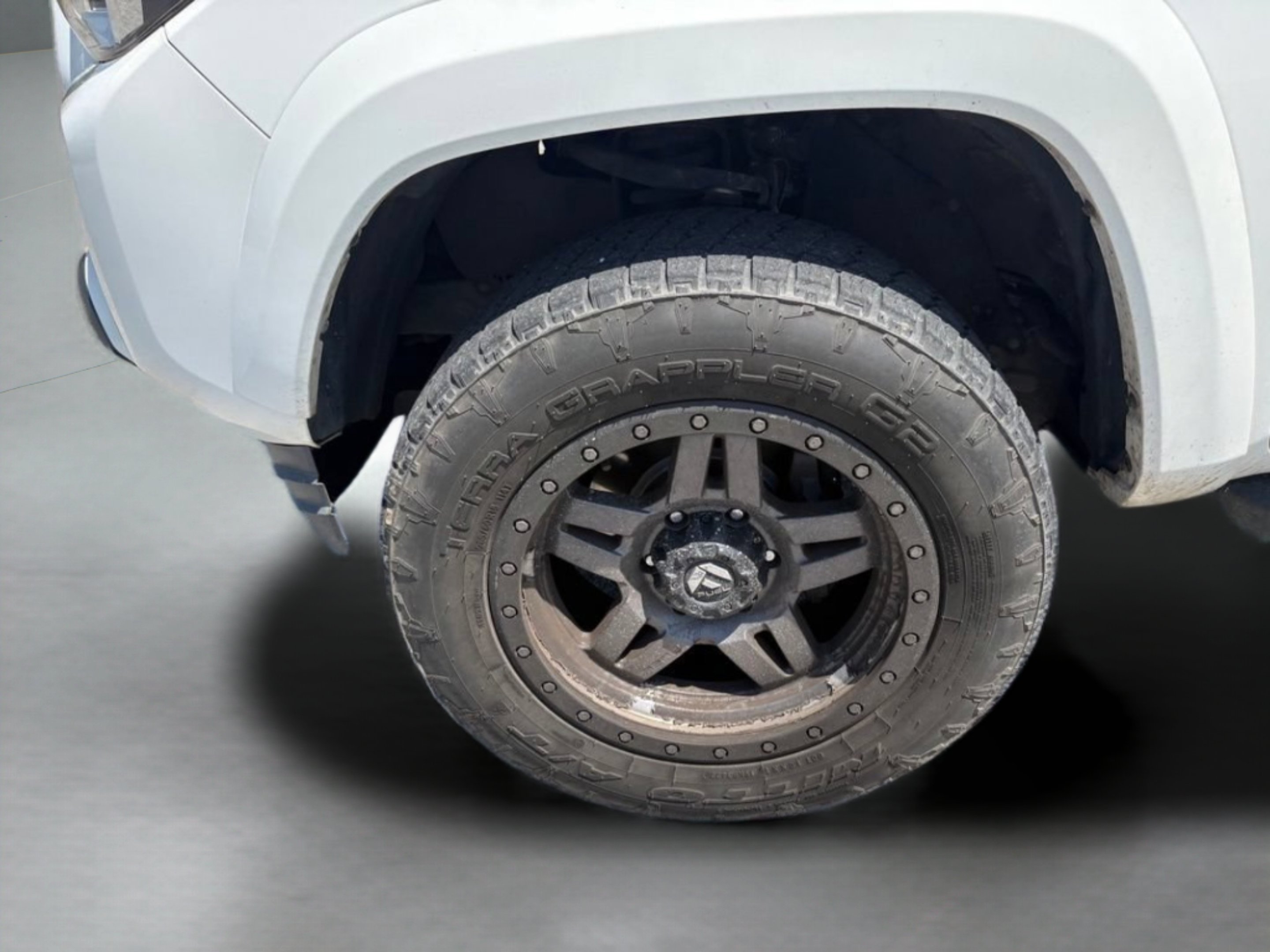 Used 2018 Super White Toyota SR5 image 28