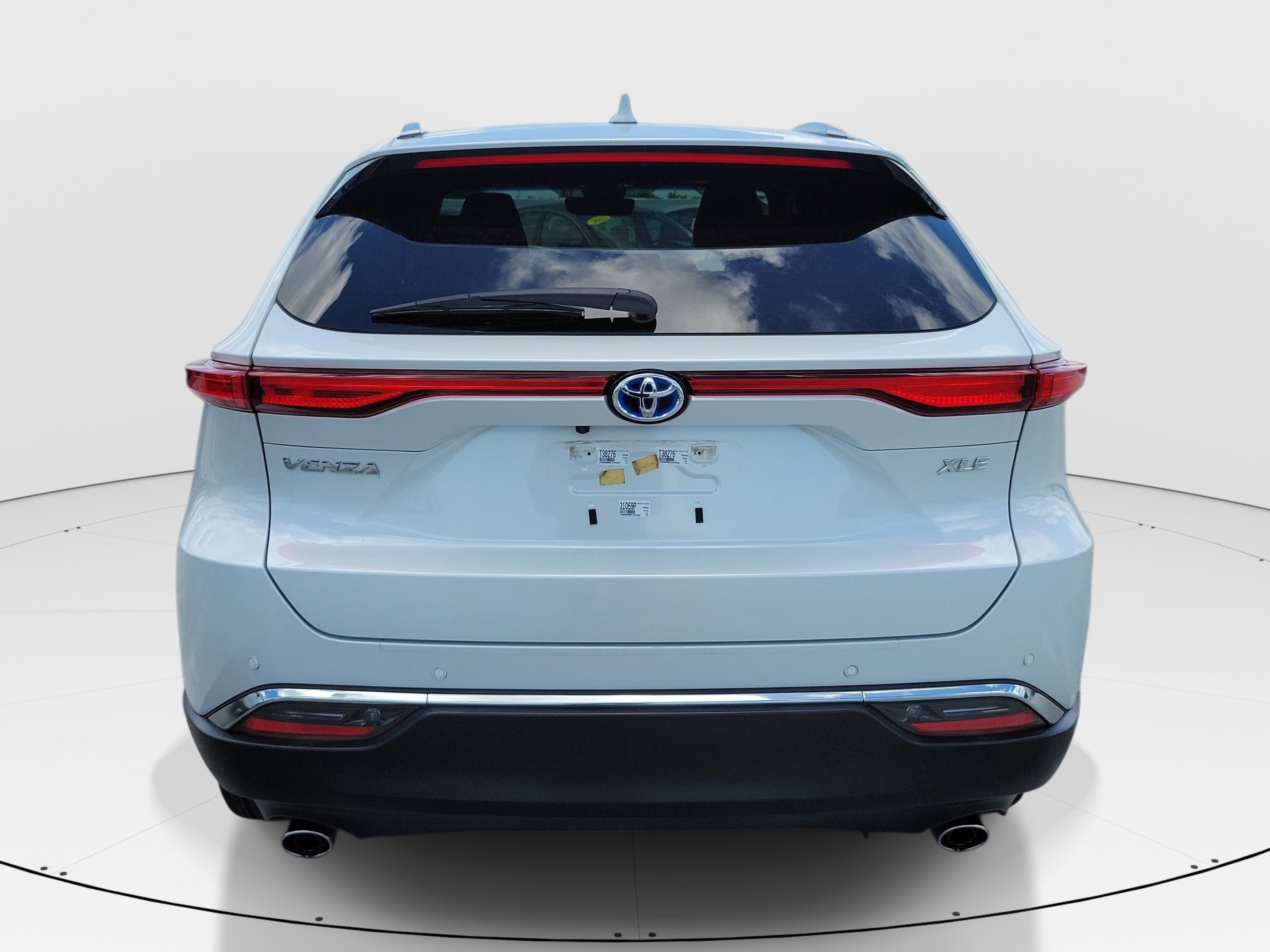 Used 2023 Pearl Toyota XLE image 5