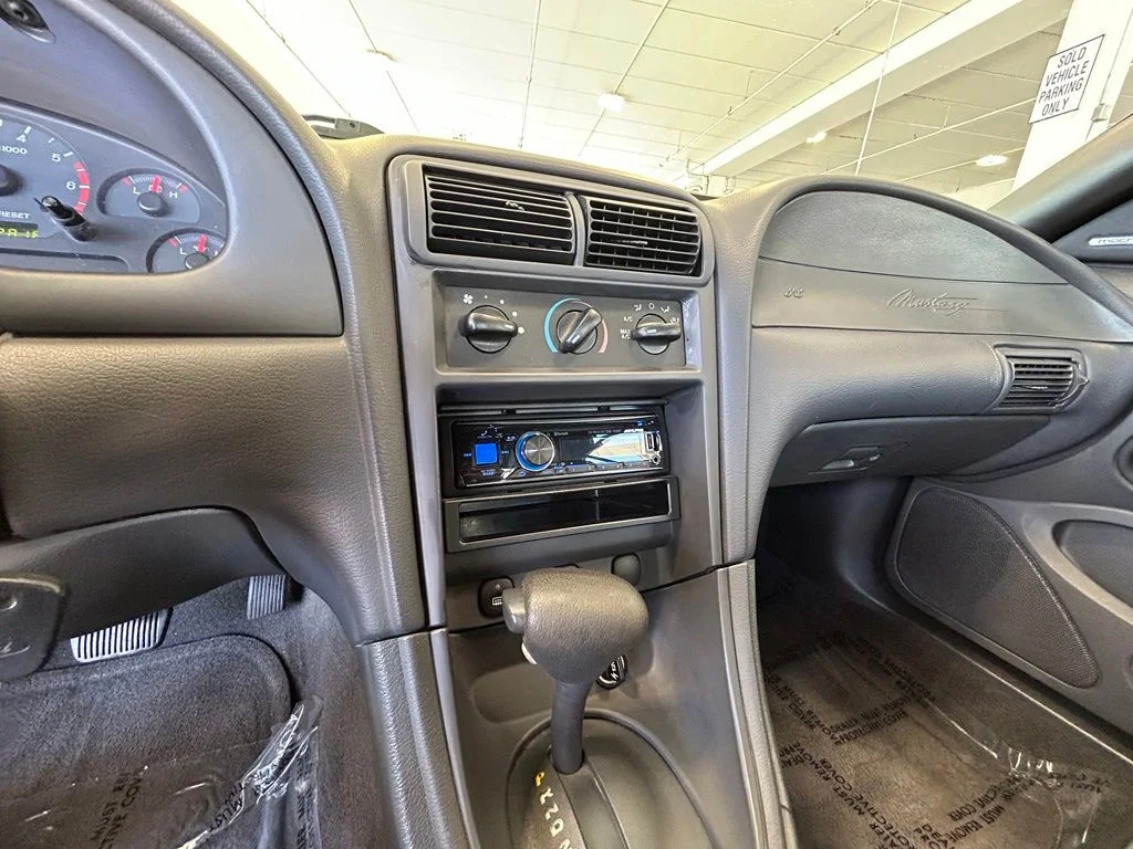 Used 2003 Red Ford V6 image 10