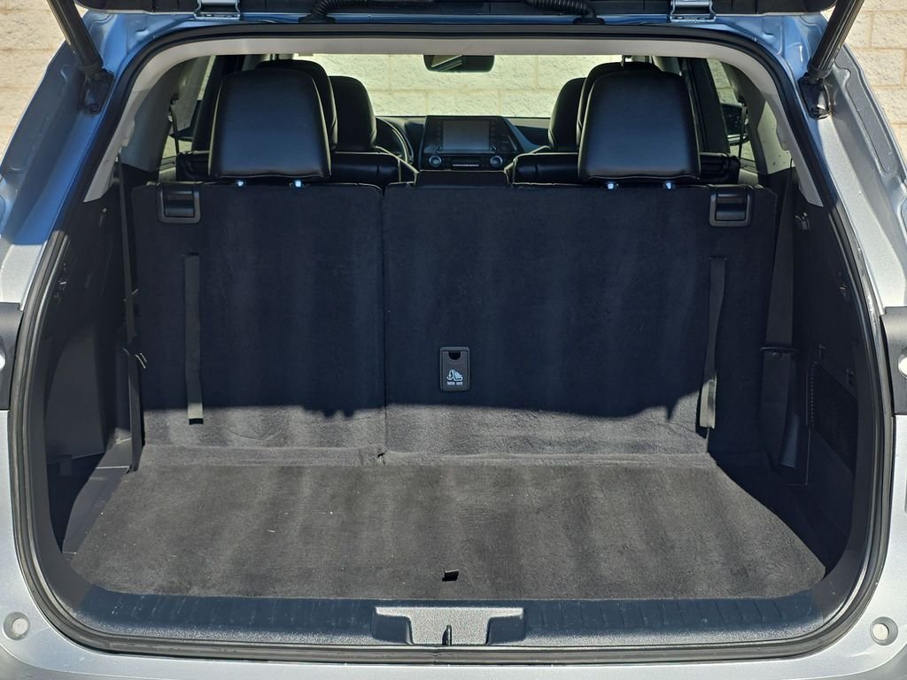 Used 2022 Silver Toyota XLE image 34