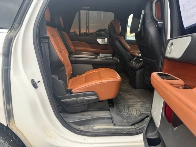Used 2018 White Lincoln Reserve image 14