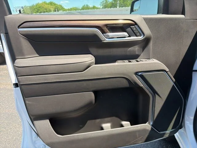 New 2026 Summit White Chevrolet LT (2FL) image 19