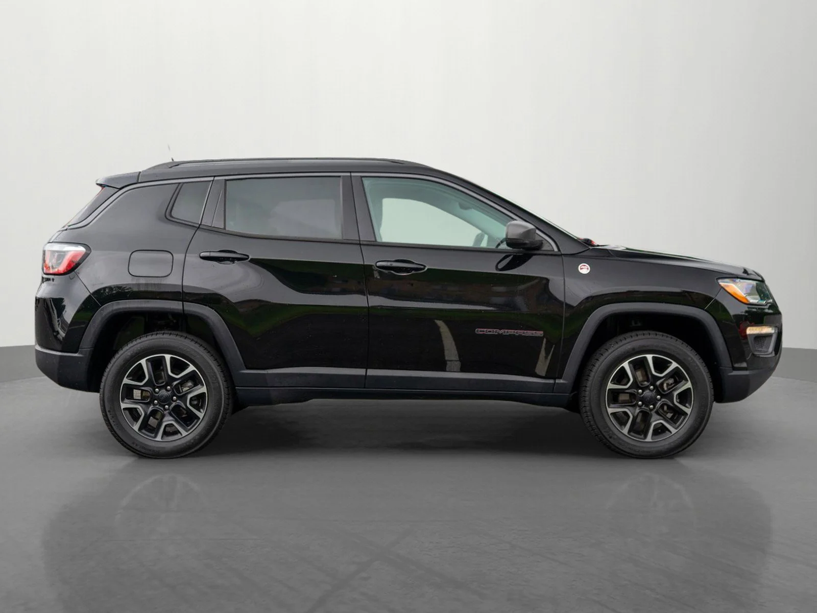 Used 2019 Diamond Black Crystal Pearlcoat Jeep Trailhawk image 8