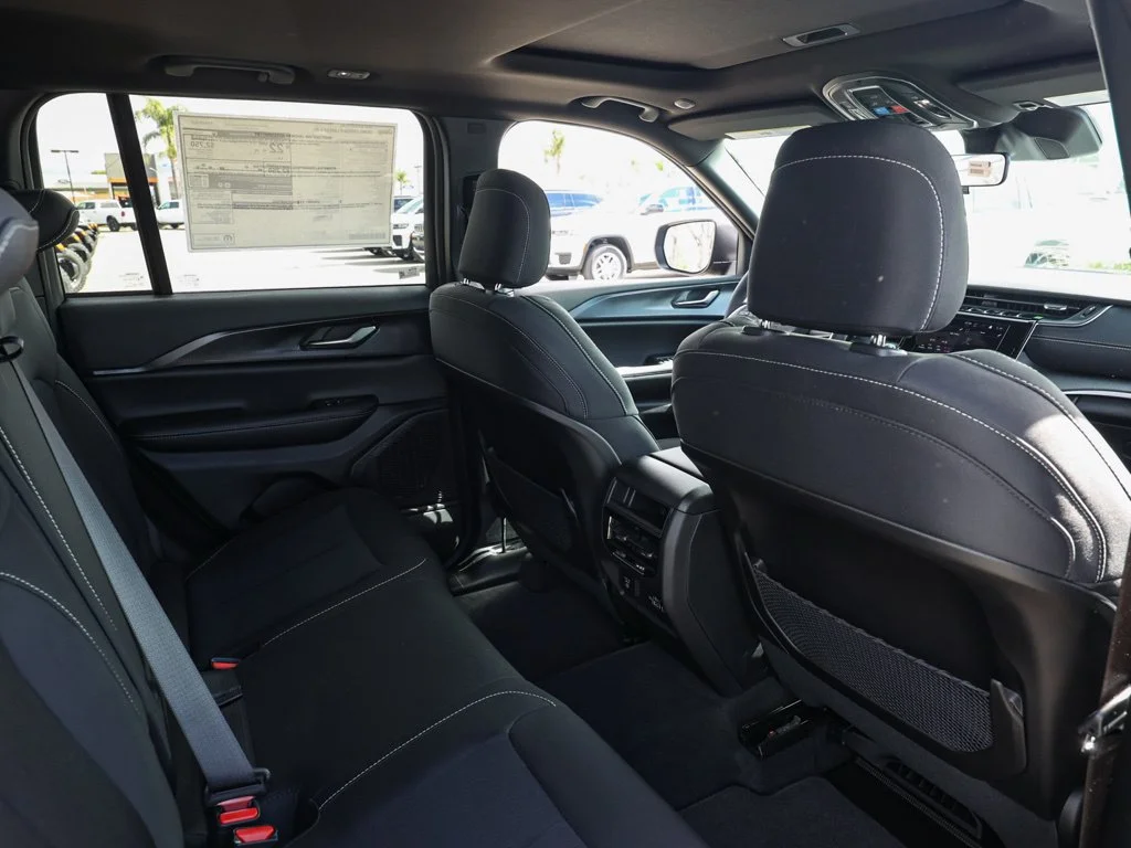New 2026 Diamond Black Crystal Pearl-Coat Exterior Paint Jeep Laredo X image 16