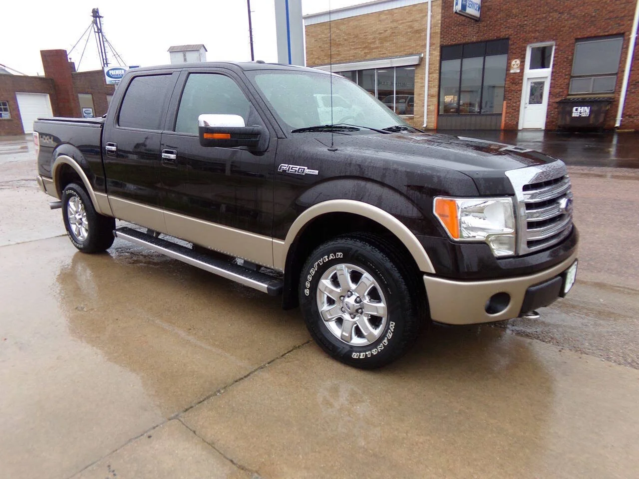 Used 2013 Tuxedo Black Metallic/Pale Adobe Metallic Ford Lariat 4x4 4dr SuperCrew Styleside 5.5 ft. SB image 2