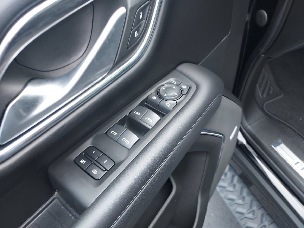 Used 2022 Black Chevrolet Z71 image 11
