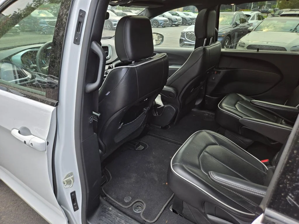 Used 2025 Bright White Clearcoat Chrysler Limited image 15