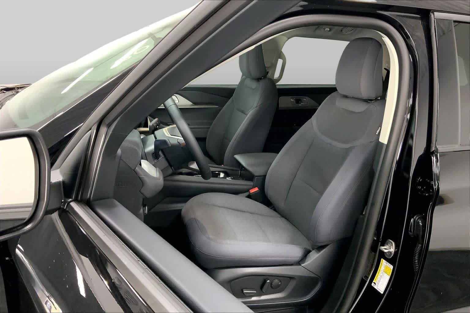 New 2026 Agate Black Metallic Ford Active image 8