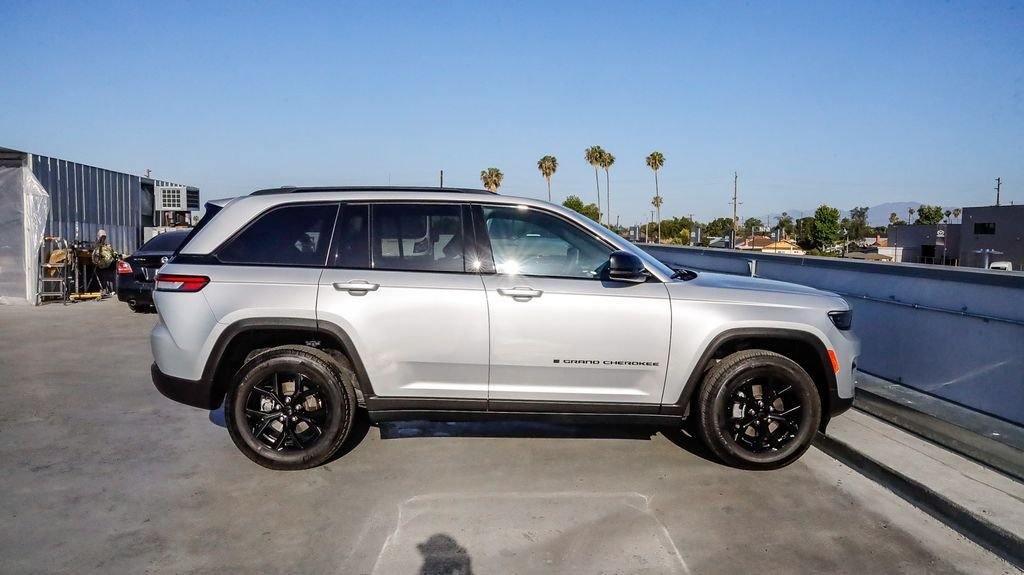 Used 2025 Silver Jeep Altitude image 13