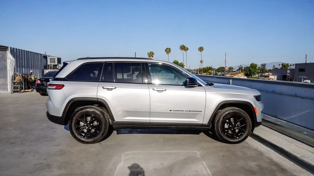 Used 2025 Silver Jeep Altitude image 13