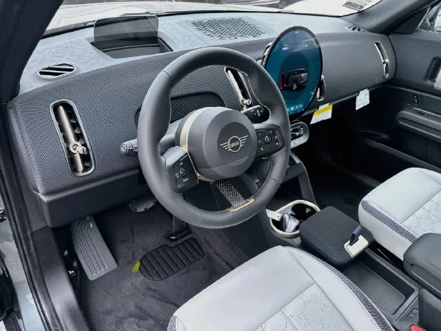 New 2027 Green MINI Signature Plus image 6