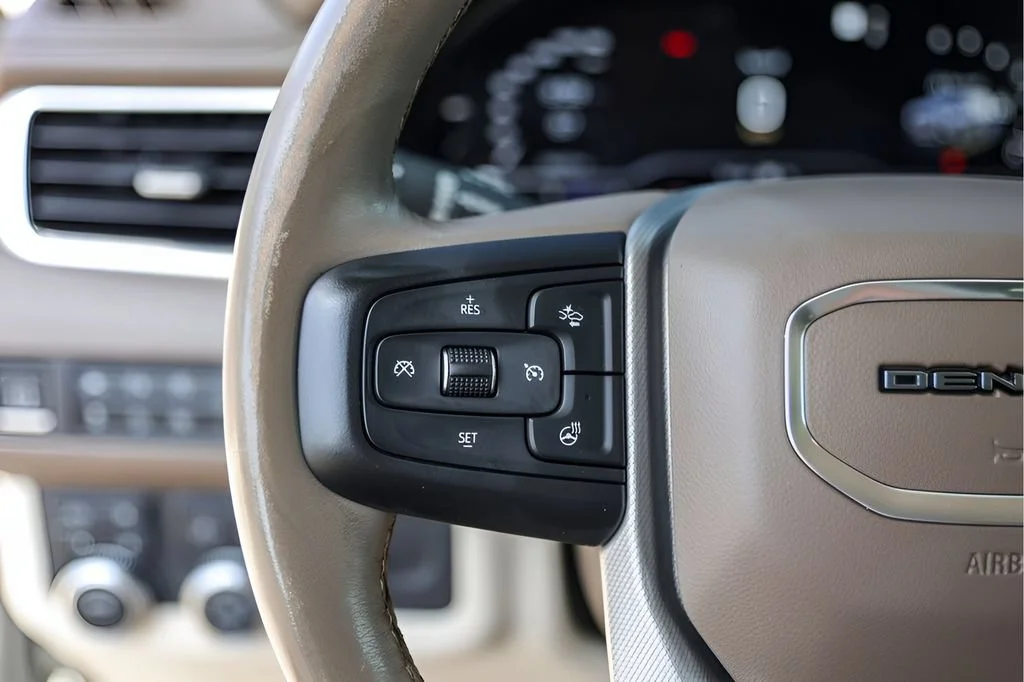 Used 2022 WHITE FROST TRICOAT GMC Denali image 17