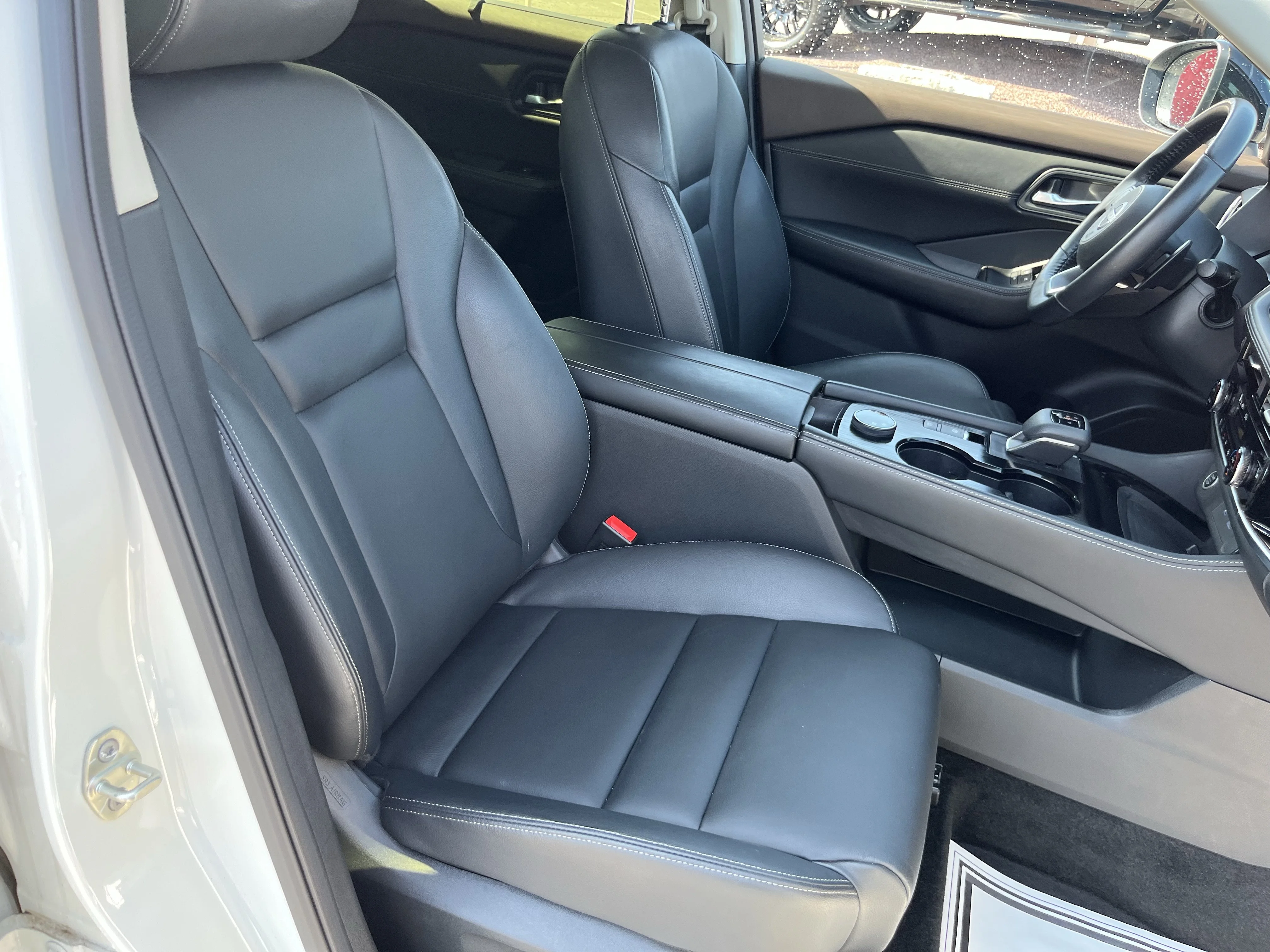 Used 2023 Pearl White Nissan SL image 3