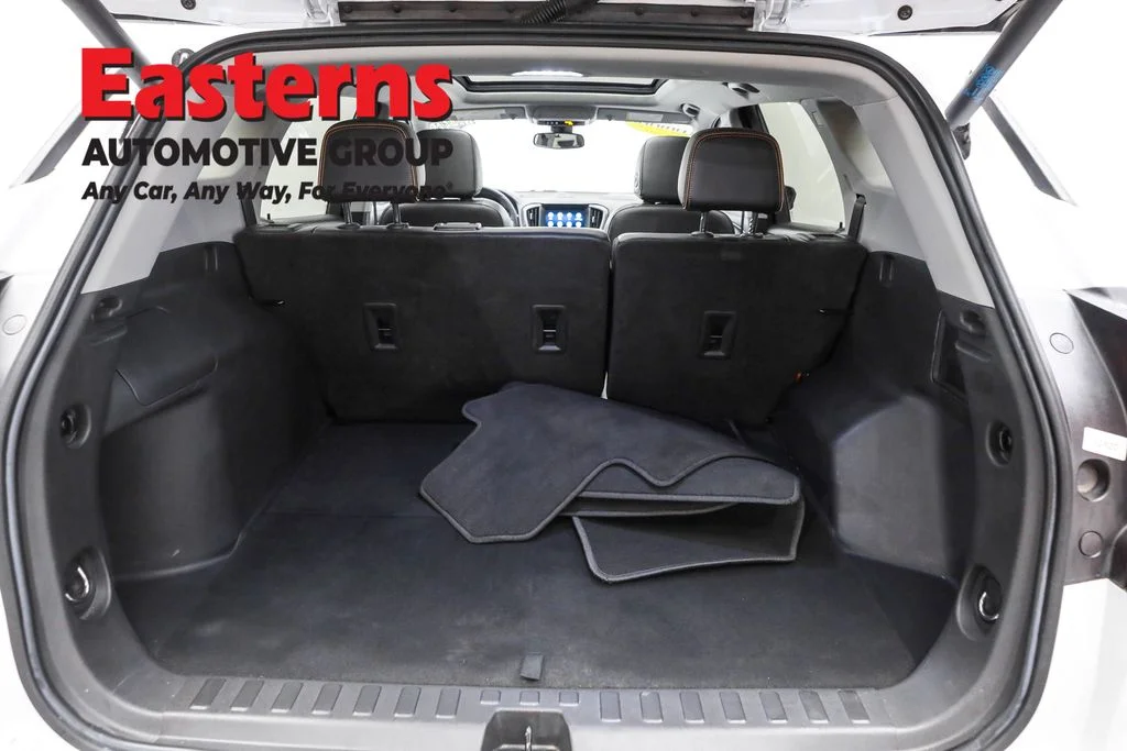 Used 2022 White GMC AT4 image 9